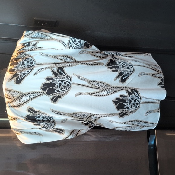 White House Black Market Satin Flutter Sleeve Top Large Black Beige Tulip Print - Picture 7 of 12